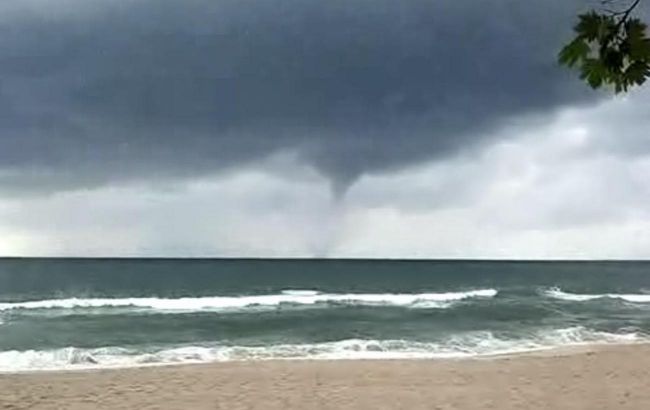 Стихія на Чорному морі в Туреччині налякала людей: торнадо пронісся в 300 метрах від пляжу