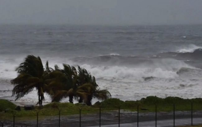 Тропический шторм "Эльза" уже добрался до Кубы: ветер, ливень и волны больше метра