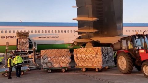 В Киев прибыли 42,5 тыс. защитных костюмов для медиков от Фонда Порошенко и Roshen