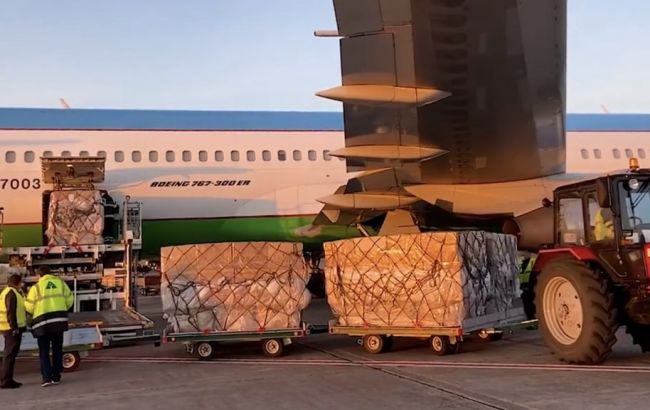 В Киев прибыли 42,5 тыс. защитных костюмов для медиков от Фонда Порошенко и Roshen