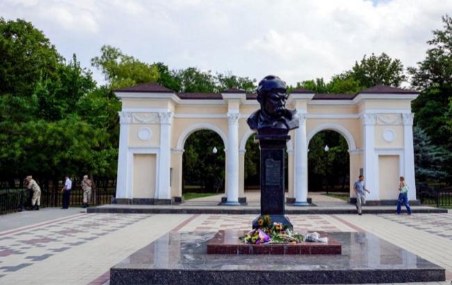 День Независимости Украины: в Крыму принесли цветы к памятнику Кобзарю