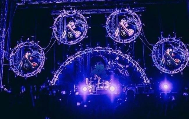 Концерт RHCP начался песней для Кличко