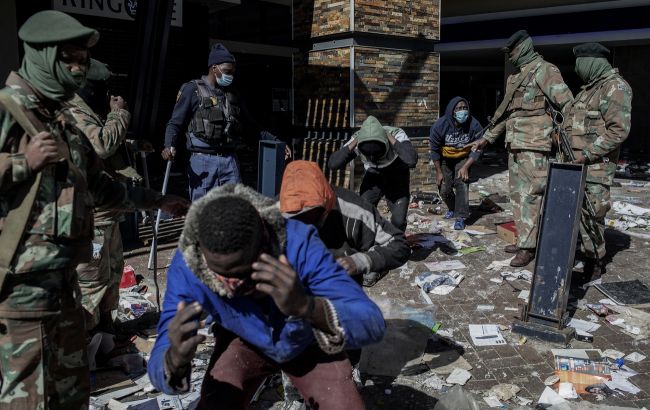 ЮАР охватили массовые беспорядки после заключения экс-президента: уже 72 погибших