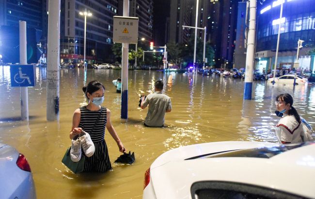 Китай страдает от сильного наводнения: люди застряли в вагоне метро по шею в воде