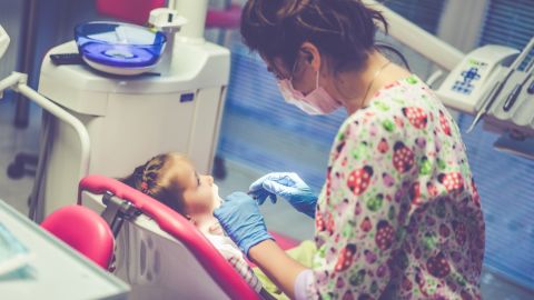 Скандал под Киевом: стоматологи без согласия матери удалили ребенку сразу 12 зубов