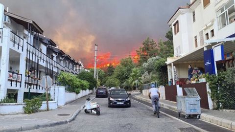 Лесные пожары в Турции снова дошли до Мармариса: туристов эвакуируют