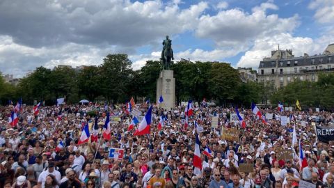 Массовые акции и стычки: французы вышли на протесты против "паспортов здоровья"