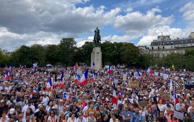 Масові акції та сутички: французи вийшли на протести проти "паспортів здоров'я"