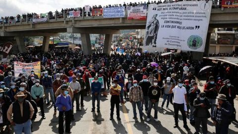 У Гватемалі люди вийшли на протести: вимагають відставки президента