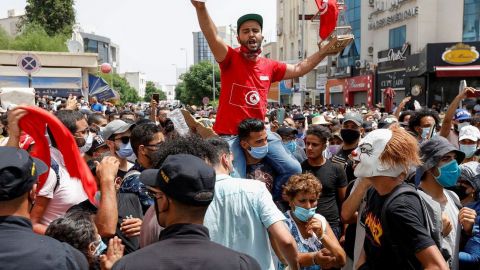 Президент Туниса уволил премьера и заморозил парламент после протестов