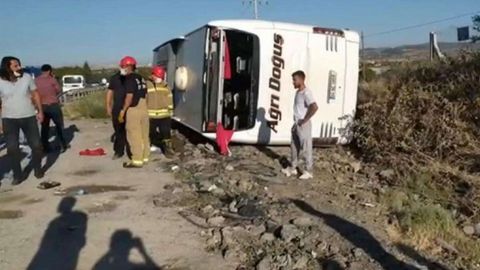 У Туреччині перекинувся пасажирський автобус: постраждали понад 30 осіб