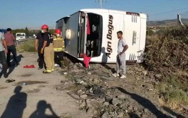 У Туреччині перекинувся пасажирський автобус: постраждали понад 30 осіб