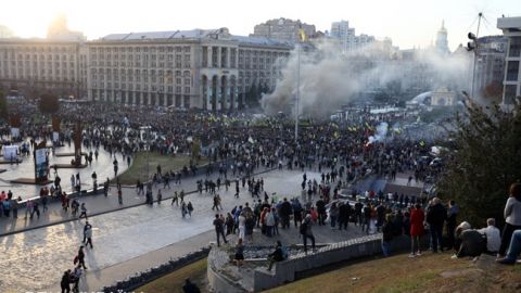 У Києві учасники маршу прийшли на Майдан і запалили фаєри