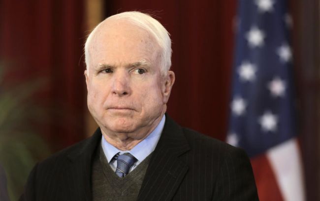 Сенатор Маккейн прилетів у Дніпропетровськ