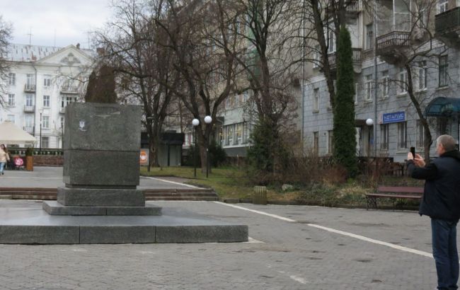 В Тернополе демонтировали памятник Пушкину