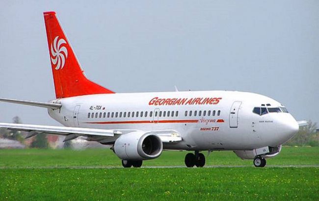 В аэропорту Тбилиси совершил аварийную посадку пассажирский авиалайнер