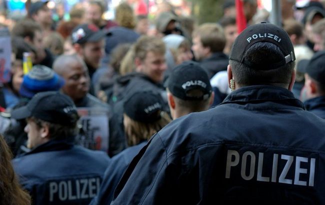 Жителі Німеччини вийшли на антикарантинні протести: поліція заарештувала більше сотні