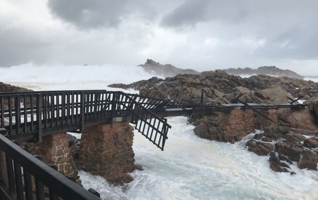 Австралію накрив потужний ураган, десятки тисяч будинків залишилися без світла