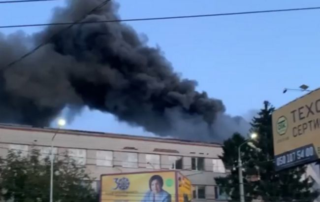 В Черновцах загорелась мебельная фабрика