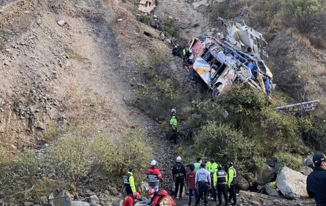 В Перу автобус рухнул в пропасть: погибли и пострадали десятки людей