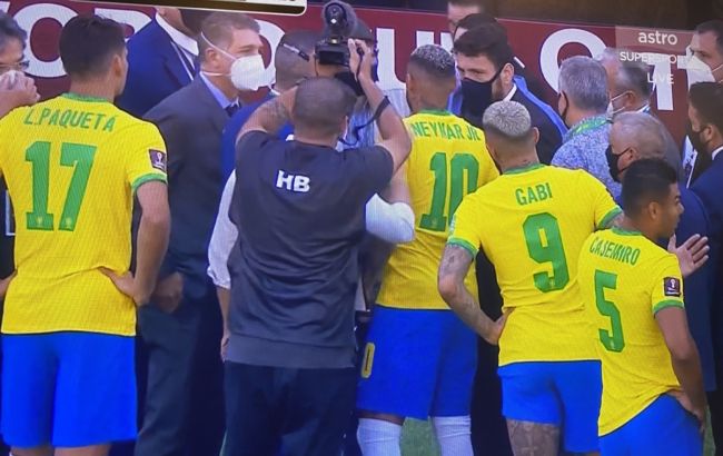 Матч сборных Бразилии и Аргентины по футболу прервали полицейские: названа причина