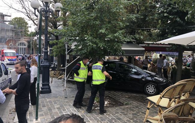 Во Франции автомобиль въехал в веранду кафе, есть пострадавшие