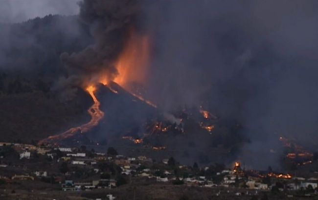 На Канарах лава из вулкана замедлила ход: сотня домов разрушена, люди эвакуируются