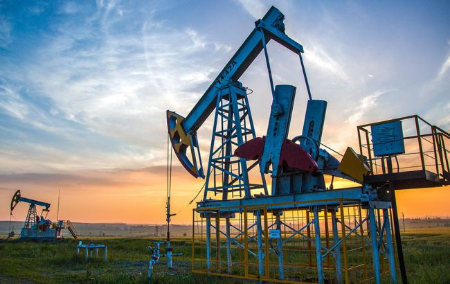 Нафта Brent торгується нижче 52 доларів за барель