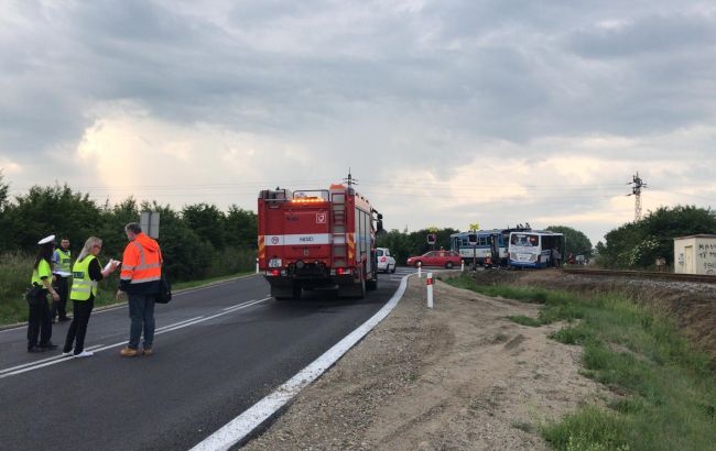 У Чехії поїзд зіткнувся з автобусом на переїзді