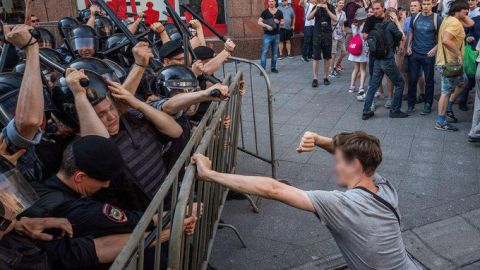 В Москве во время митинга задержали почти тысячу человек