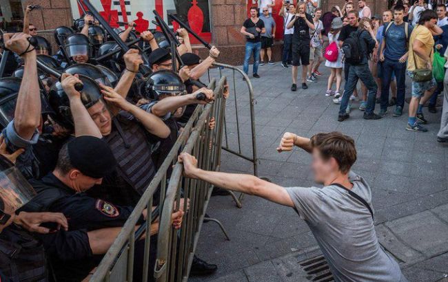 У Москві під час мітингу затримали майже тисячу осіб