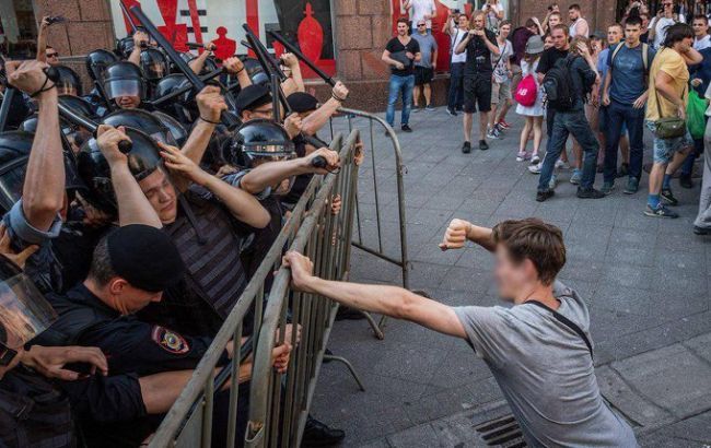 Количество задержанных во время митинга в Москве возросло до почти 1400