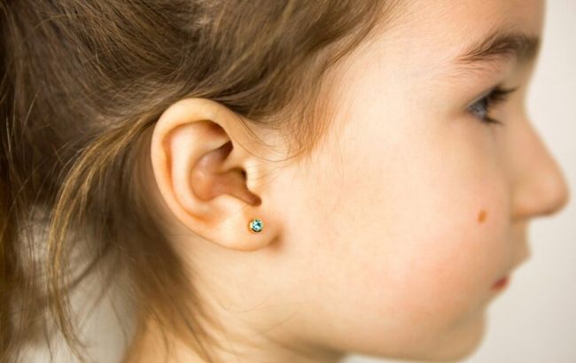 Лікар розповіла, коли можна вперше проколоти вуха дівчинці: це важливо знати батькам