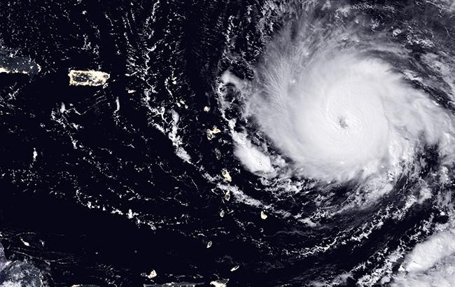 NASA показало, как выглядит разрушительный ураган "Ирма" из космоса