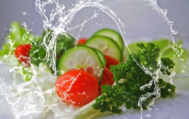 Смыть "химию" с овощей и фруктов очень просто: какое средство надо добавить в воду