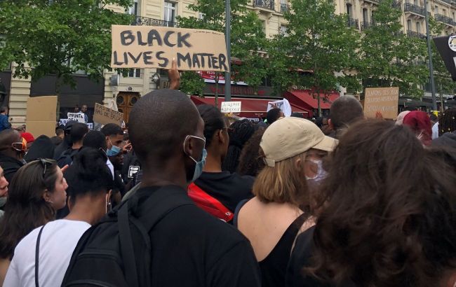 Во Франции произошли столкновения с силовиками на акции против расизма