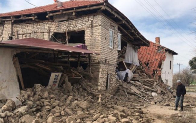 В Турции землетрясение повредило около тысячи домов