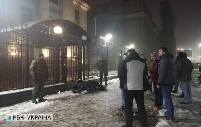 Активисты принесли шины под посольство РФ в Киеве