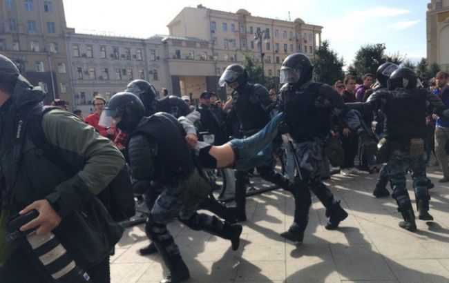 На акції протесту в Москві затримали понад 300 осіб