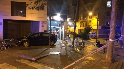 В Іспанії автомобіль в'їхав у терасу бару, є постраждалі