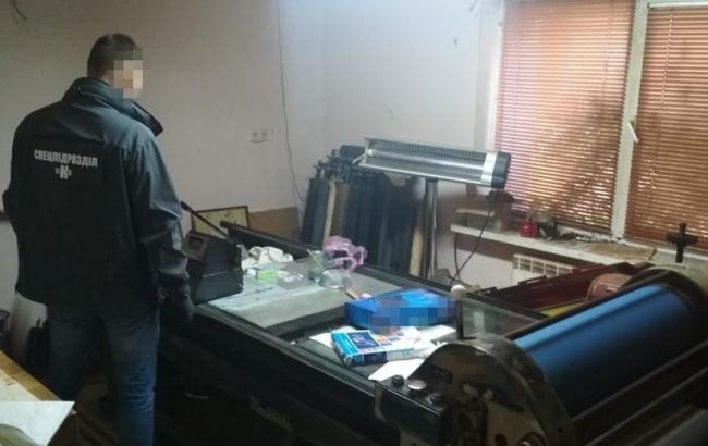 СБУ викрила банду, що виготовляла підроблені українські документи