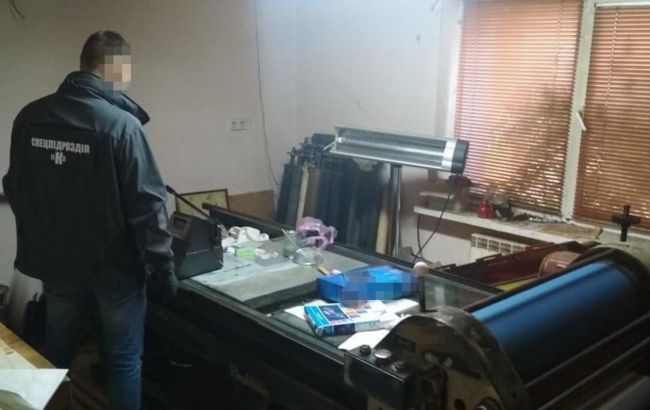 СБУ разоблачила банду, изготовлявшую поддельные украинские документы
