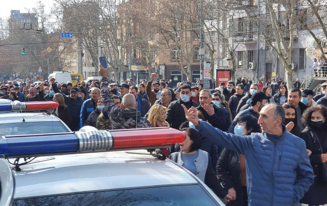 Протести в Єревані тривають. Заблоковано рух у центрі міста