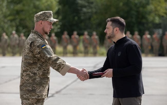 Крест боевых заслуг даст воинам "реальные вещи": Зеленский подал в Раду законопроект