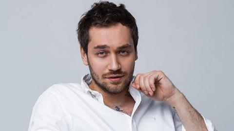 Холостяк 8 сезон: Рожден Анусі провів першу Церемонію троянд