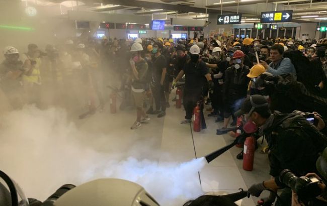 В Гонконге массовая акция в метро закончилась столкновениями с полицией