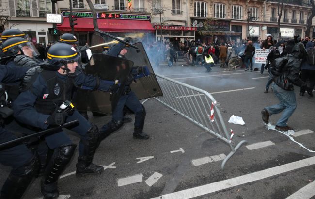 Полиция применила слезоточивый газ для разгона митинга в Париже