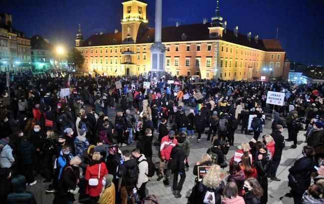 Заборона абортів у Польщі: у Варшаві проходить масштабний протест