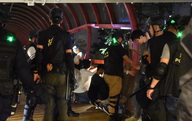 Після нічних сутичок в Гонконзі затримали майже 30 осіб