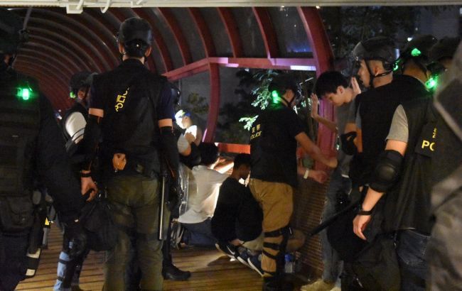 В Гонконге полиция впервые применила водометы против протестующих